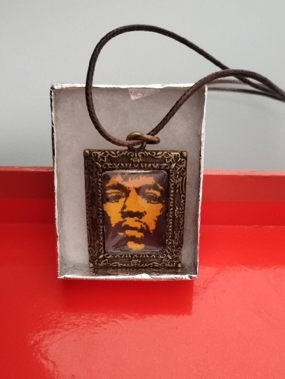 Vintage-Style Bronze Frame Pendant Necklace in Brown and Yellow